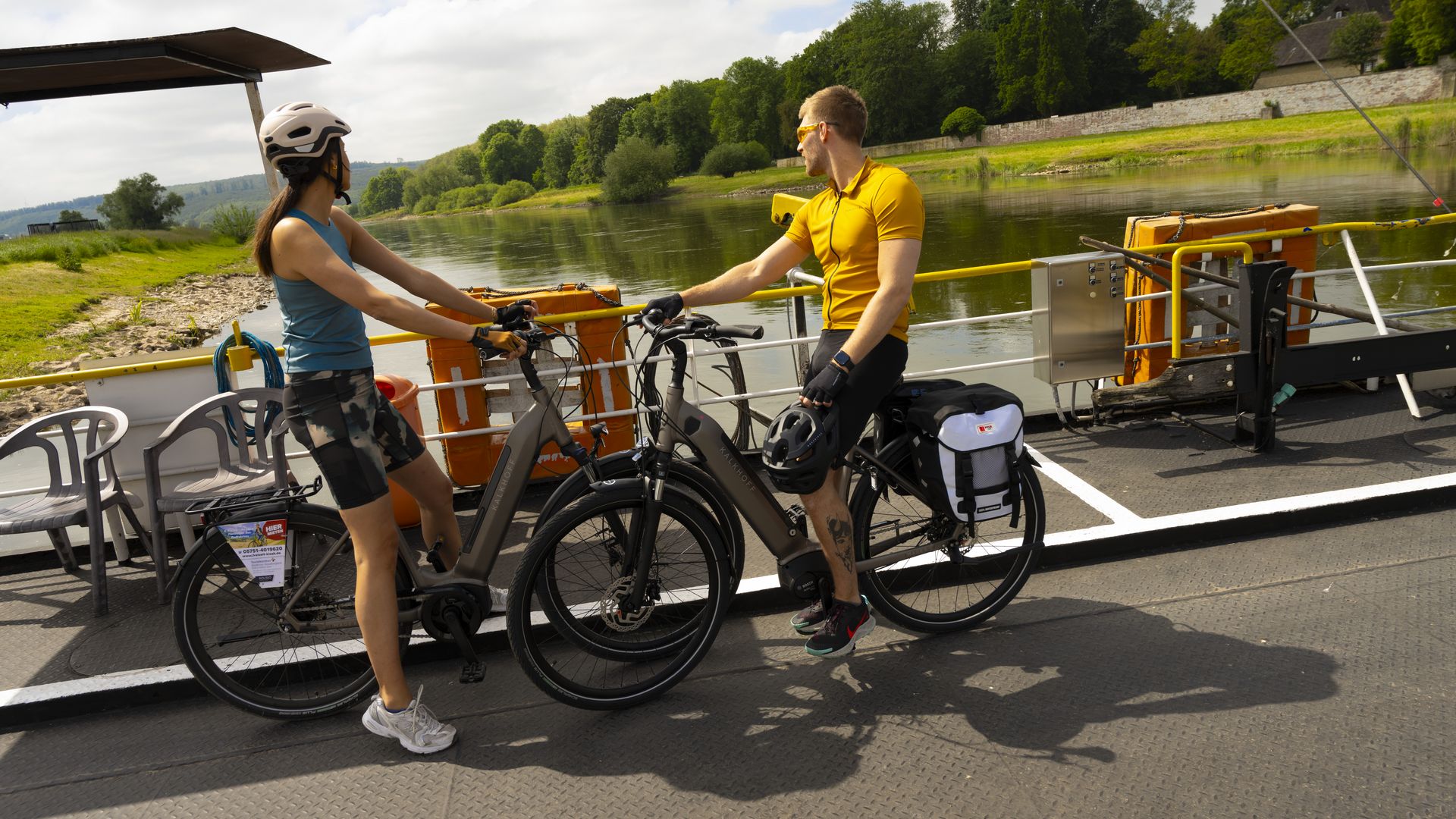 Radfahrer auf der Grohnder Fähre bei der Überfahrt, Emmerthal