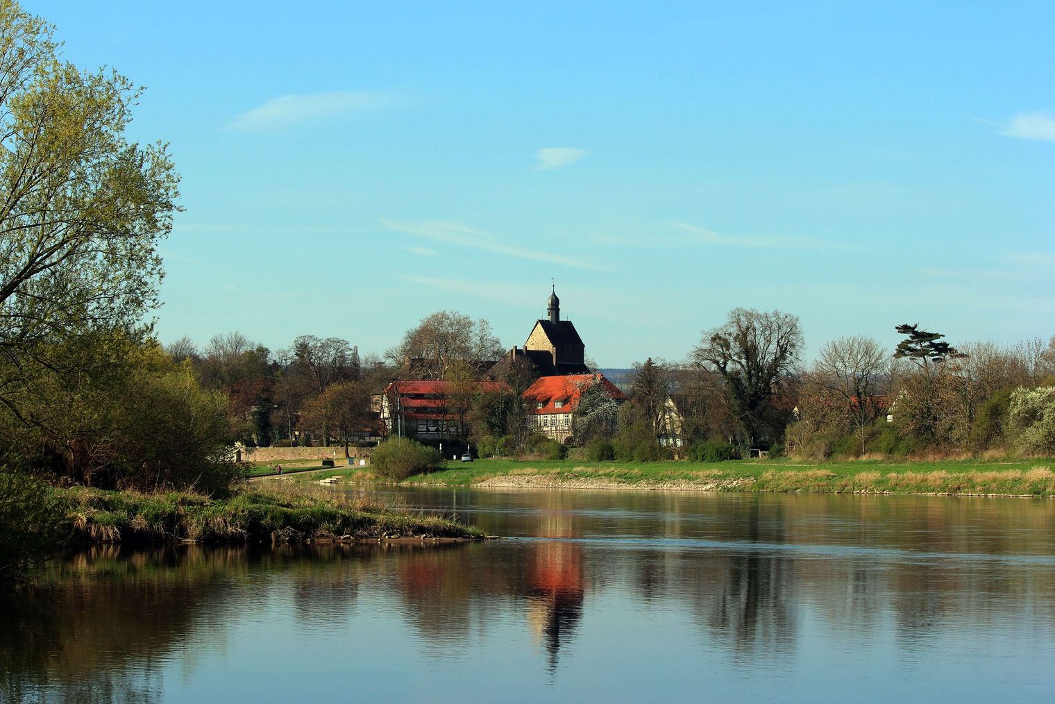 Domäne Grohnde mit Reflektion in der Weser, Emmerthal