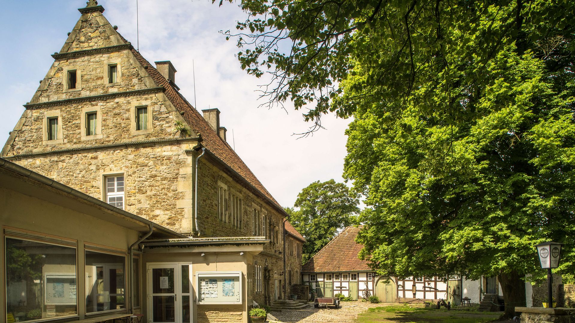 Schaumburg - Pallas, rechts großer Baum, Rinteln