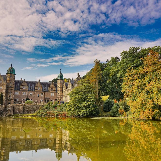 Schloss Hämelschenburg - Teich und Herbstlaubfärbung, Emmerthal