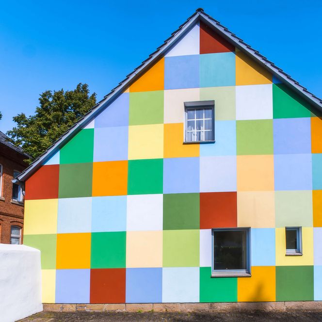 bunte gekachelte Gebäudewand in der Schulstraße, Hessisch Oldendorf