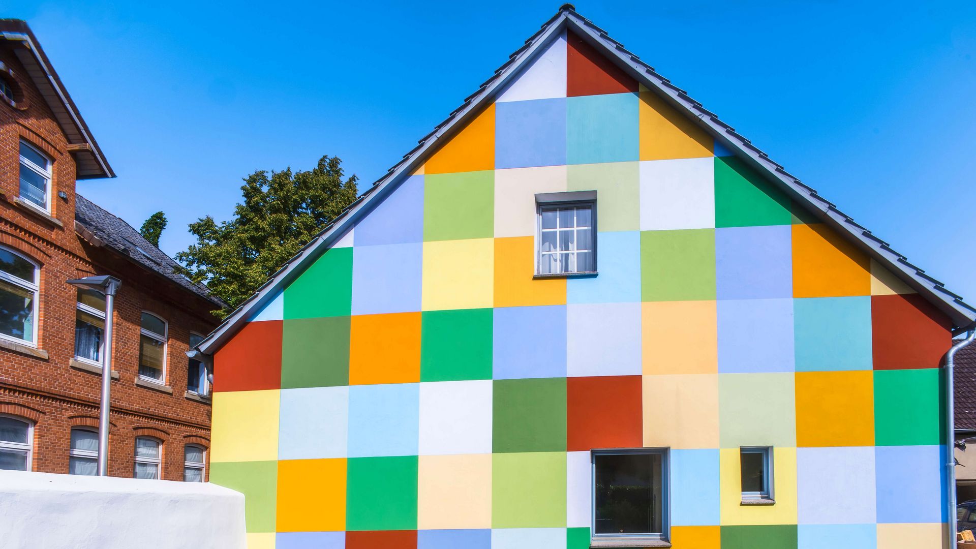 bunte gekachelte Gebäudewand in der Schulstraße, Hessisch Oldendorf