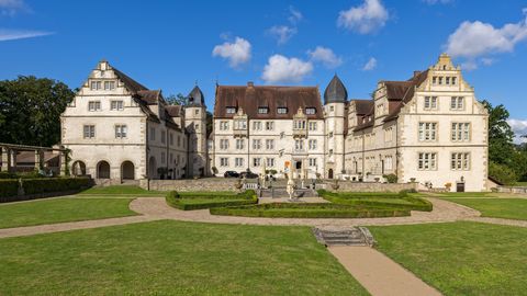 Blick auf das Schlosshotel Münchhausen mit Garten, Aerzen