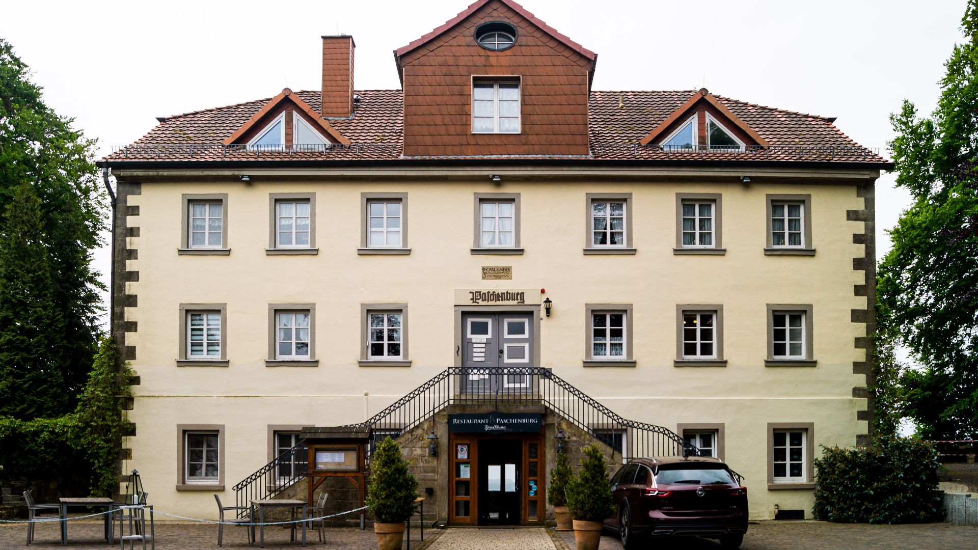 Etappe5 - Paschenburg von außen, gelbliches Gebäude, Rinteln