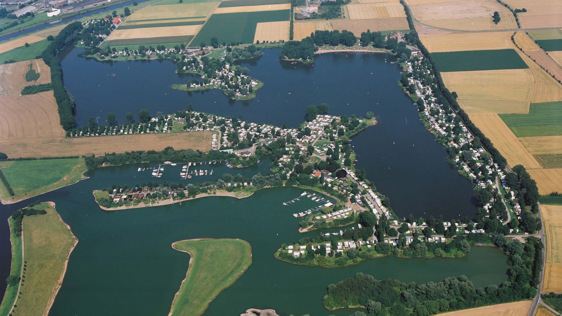 Camping Doktorsee Luftaufnahme der Stellplätze und Seen, Rinteln