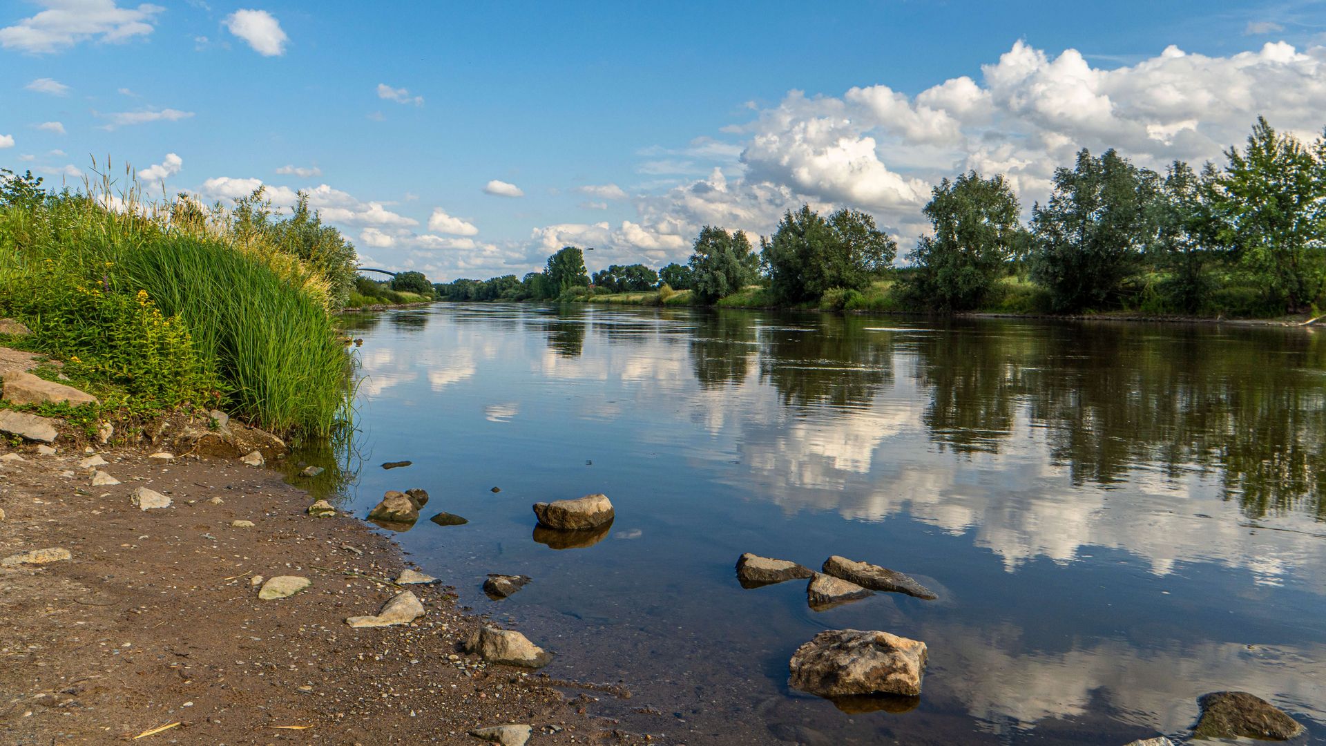 Weserufer, blaues Wasser, blauer Himmel reflektiert, Hessisch Oldendorf