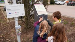 Kinder bedienen die Hörstation mit der Kurbel um Geschichten zu hören