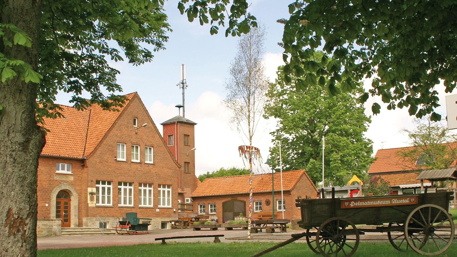Heimatmuseum Hattendorf Außenbereich mit alter Kutsche, Auetal