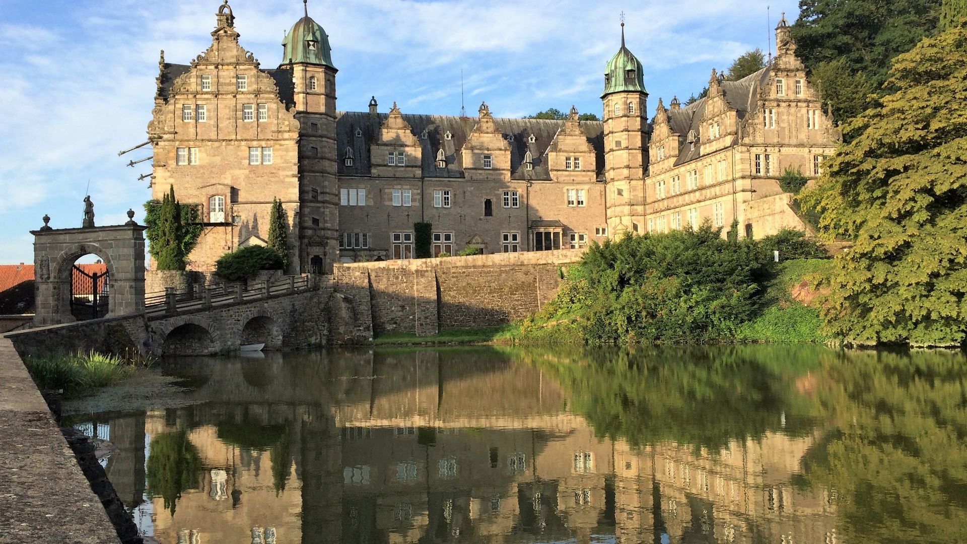 Schloss Hämelschenburg sich spiegelnd im Teich, Emmerthal