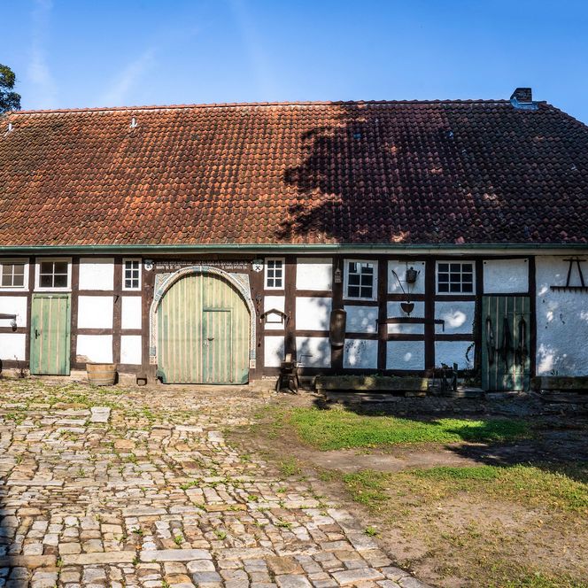 Schaumburg - Stallgebäude am Pallas Frontaufnahme weißes Fachwerk, Rinteln
