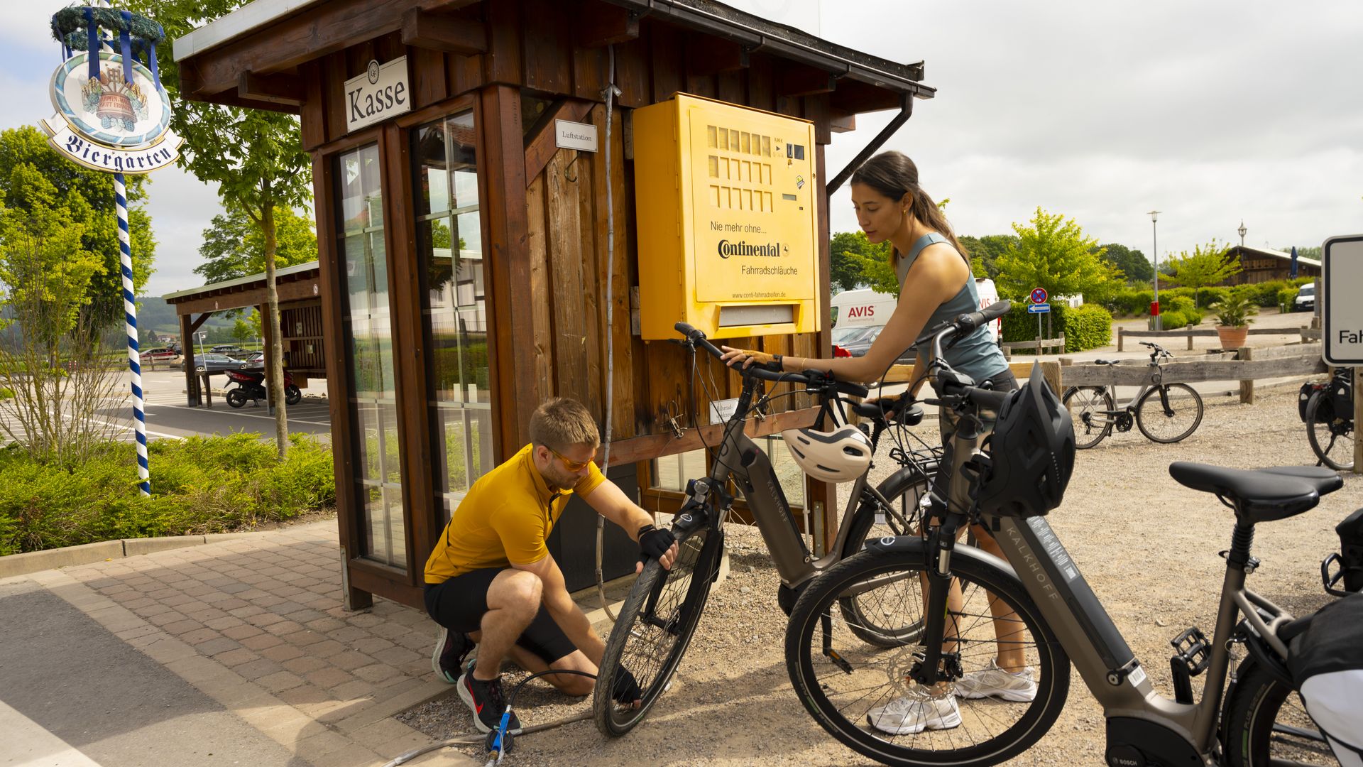 Pärchen repariert ein Rad an der Radservicestation, Emmerthal
