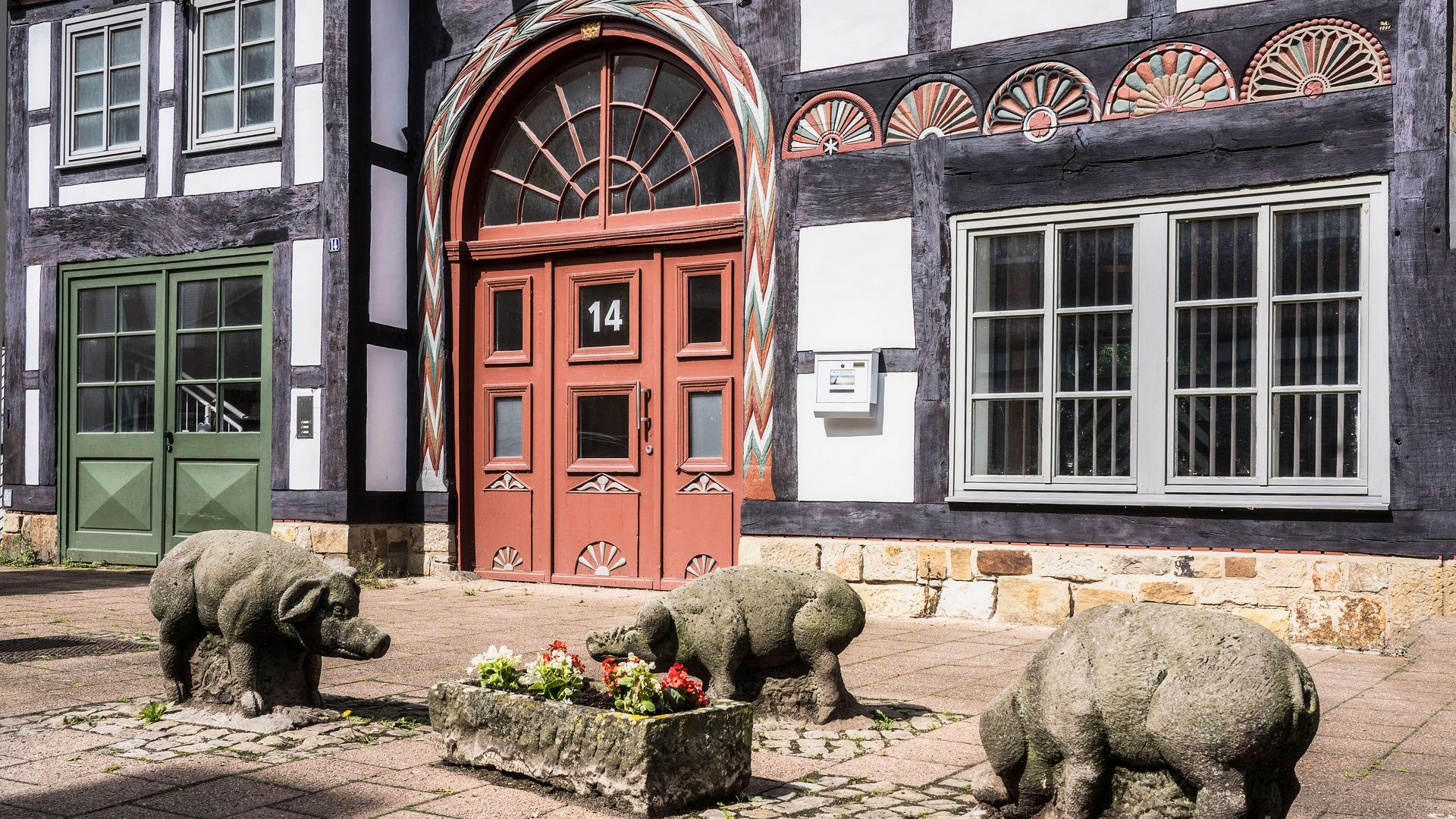 Drei steinerne Schweinskulpturen, Brennerstraße, Rinteln