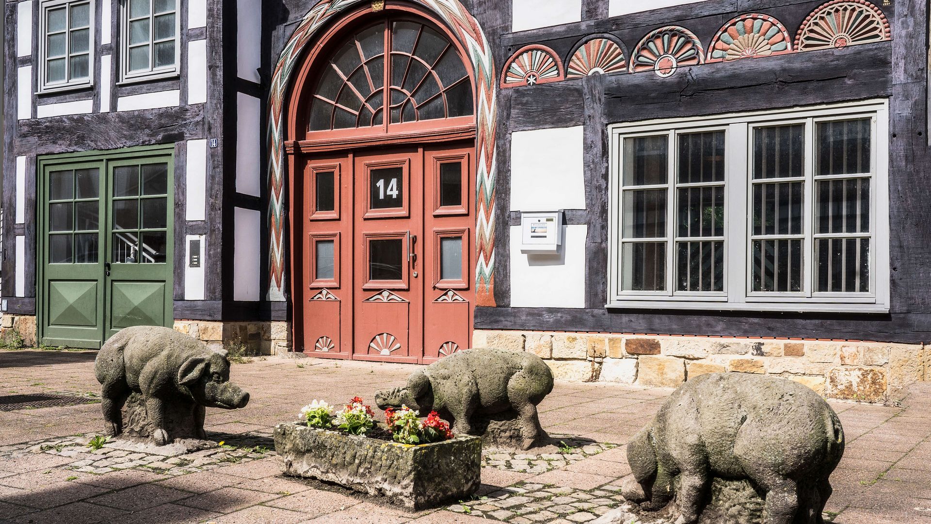Drei steinerne Schweinskulpturen, Brennerstraße, Rinteln