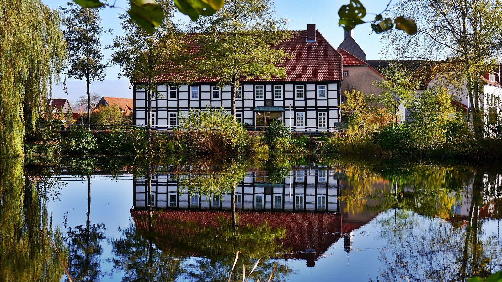 Dorfteich Fachwerkhaus spiegelt sich im Wasser, Emmerthal