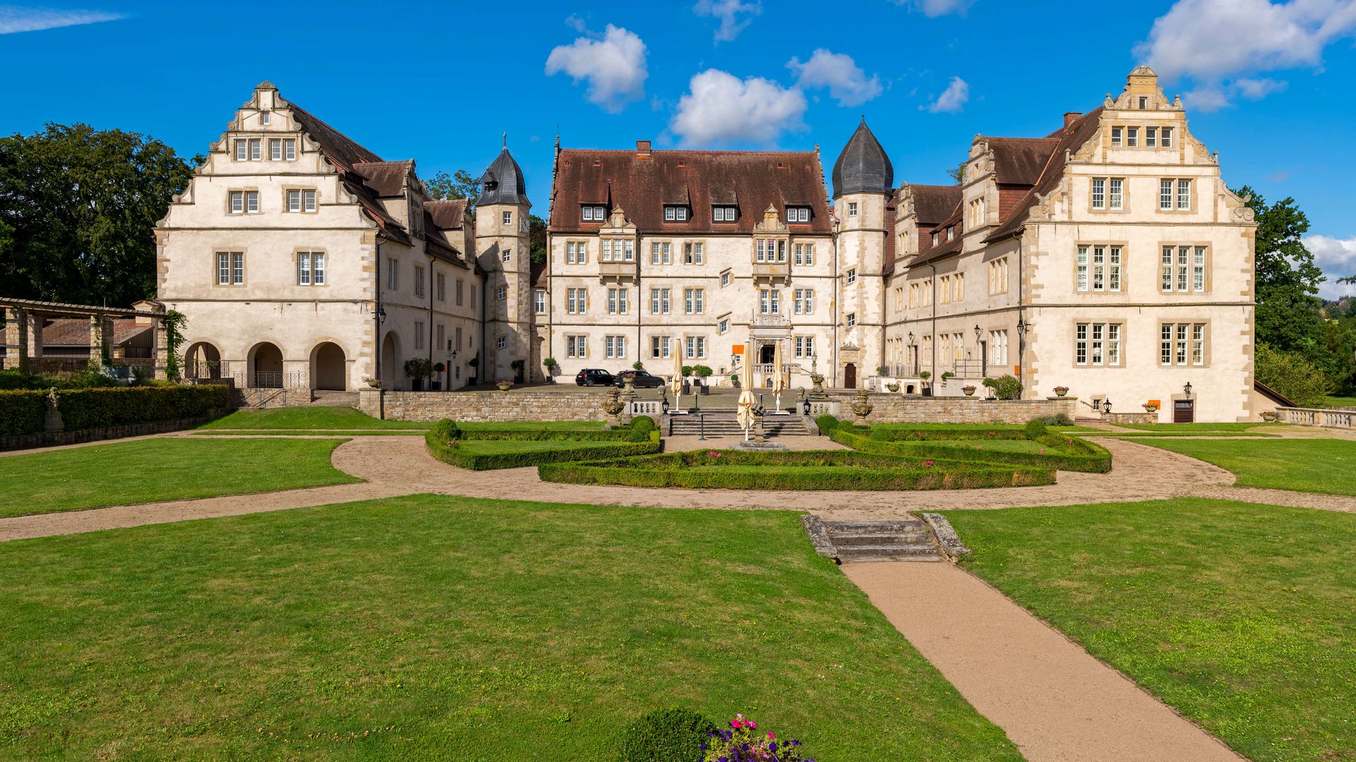 Blick über den Park auf das Schlosshotel Münchhausen, Aerzen
