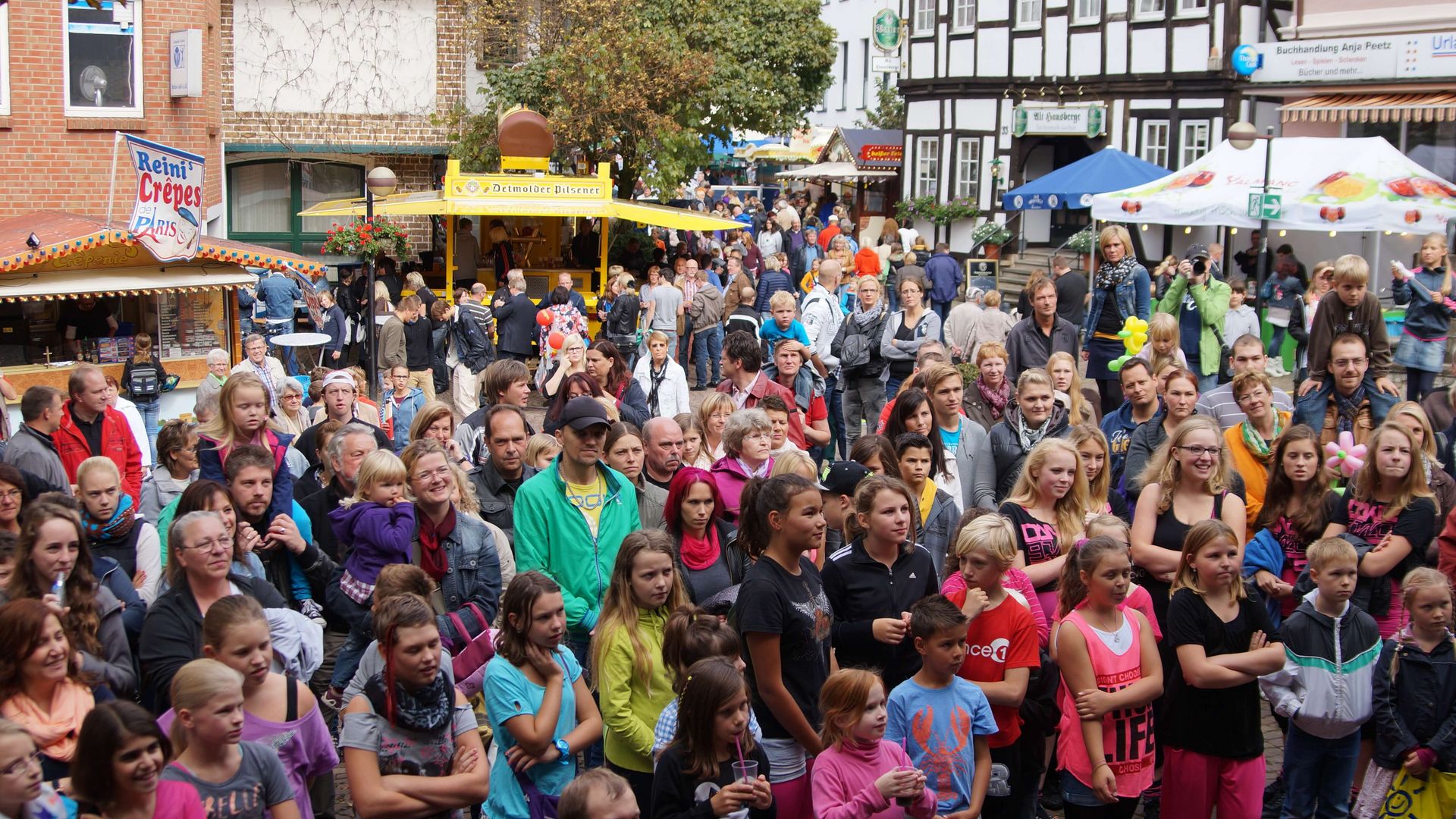 Menschen vor der Bühne beim Stadtfest Porta Westfalica