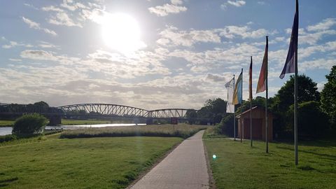 Weser-Radweg am Weserufer bei tiefstehender Sonne, Emmerthal