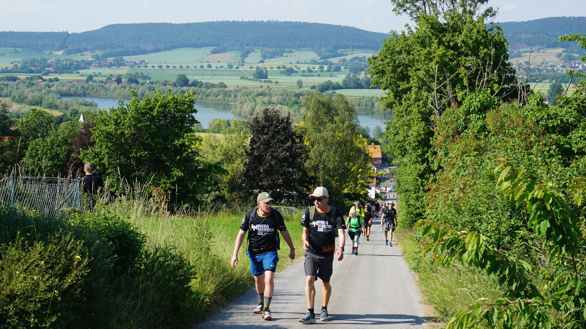 Megamarsch Weserbergland 2023 - Anstieg Hohenrode, Wanderer im Vordergrund, Rinteln