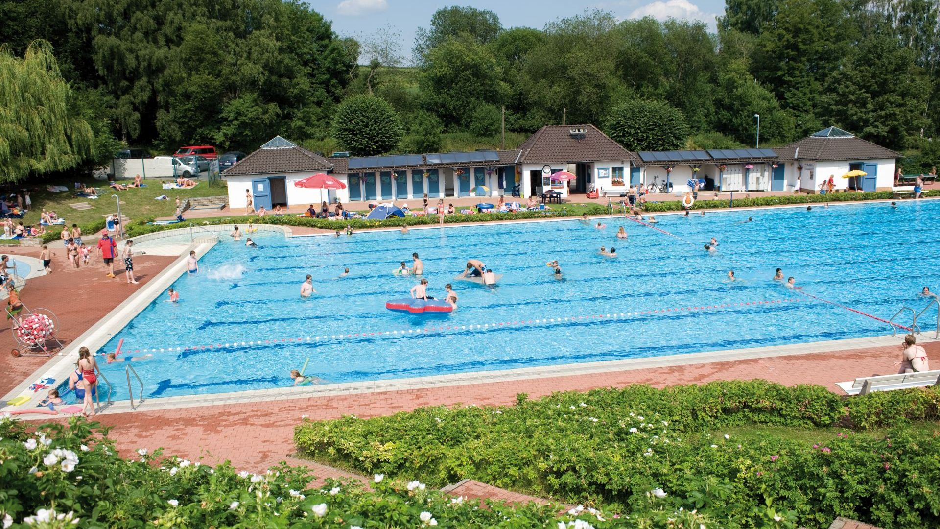 großes Schwimmbecken des Bergbad "Sonnental", Auetal