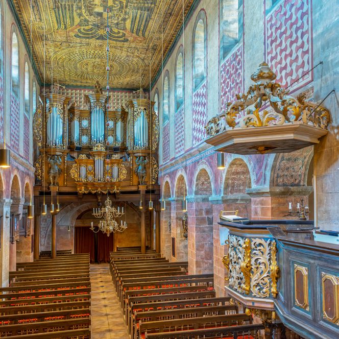 Stift Fischbeck - Kirche mit Leuchter und Bänken, Hessisch Oldendorf