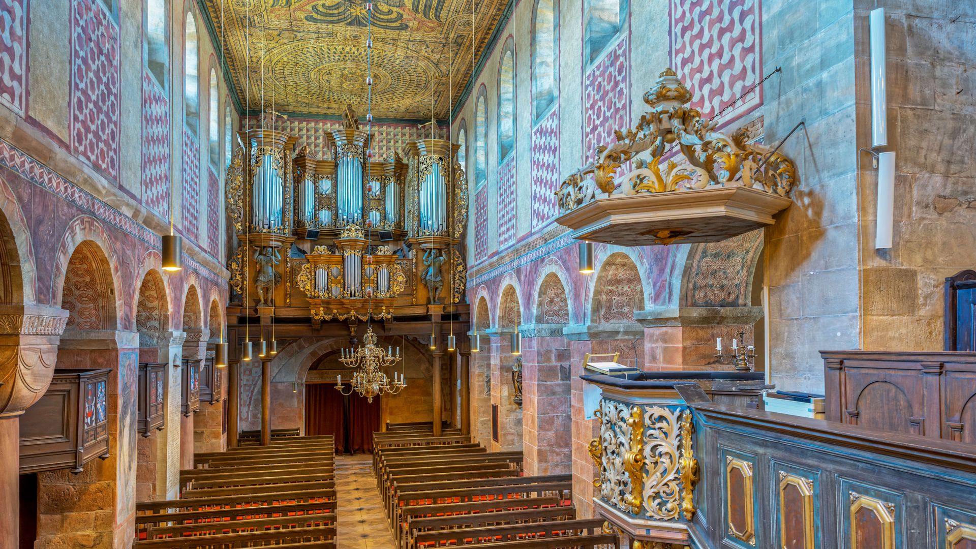 Stift Fischbeck - Kirche mit Leuchter und Bänken, Hessisch Oldendorf