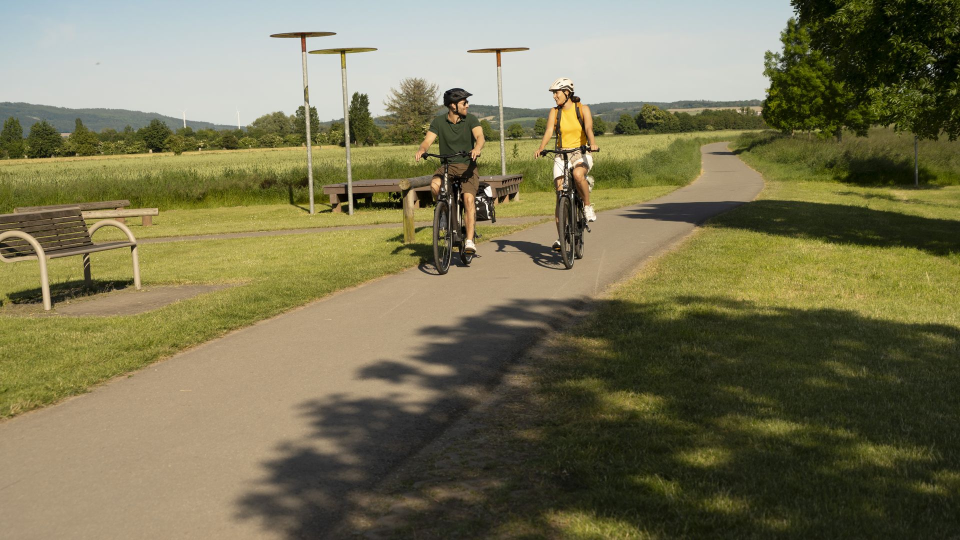 Weser-Radweg Radfahrer entlang der Weser, Rinteln