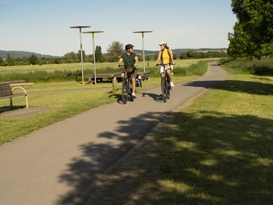 Weser-Radweg Radfahrer entlang der Weser, Rinteln Weser-Radweg Radfahrer entlang der Weser, Rinteln