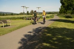Weser-Radweg Radfahrer entlang der Weser, Rinteln