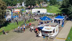 Sicht auf den Zielbereich der 14. GROSSE WESERRUNDE mit Ständen und Teilnehmenden, Rinteln