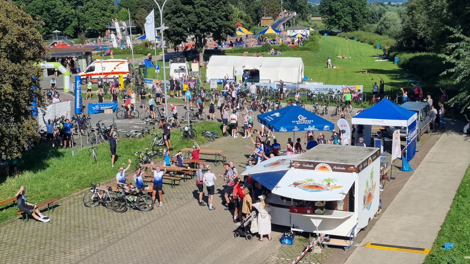 Sicht auf den Zielbereich der 14. GROSSE WESERRUNDE mit Ständen und Teilnehmenden, Rinteln