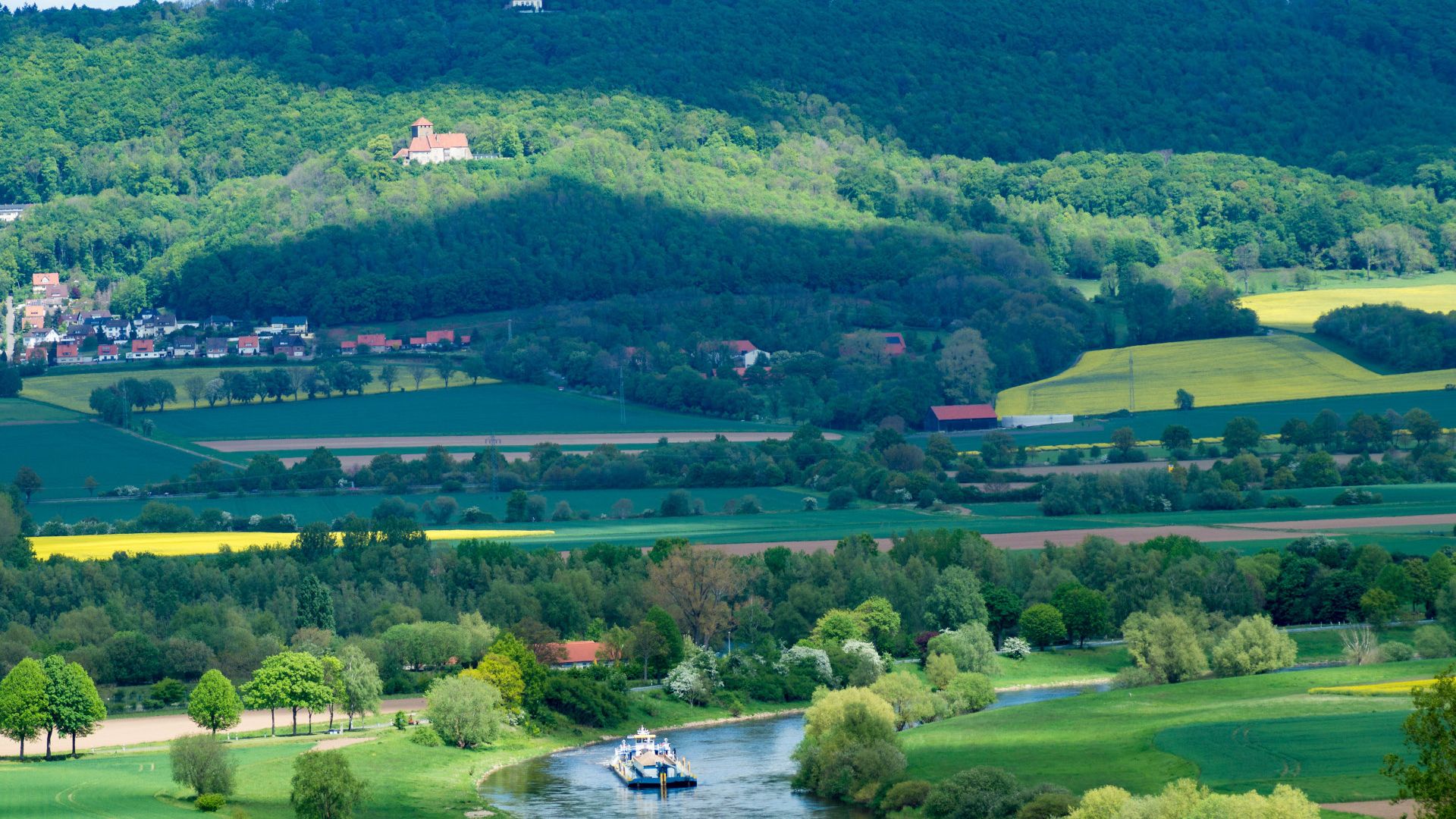 Etappe1 - Blick nach über die Weser mit Schaumburg und Paschenburg im Hintergrund auf dem Nesselberg, Rinteln