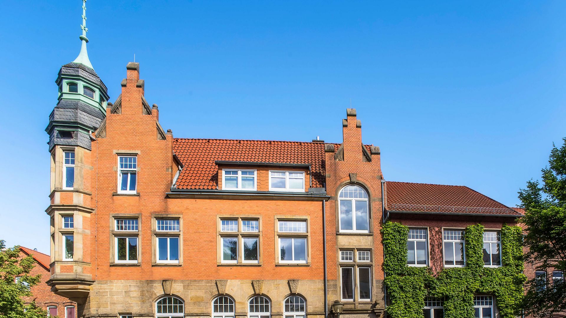 Rathaus, roter Bau mit halbrundem Türmchen links, Hessisch Oldendorf