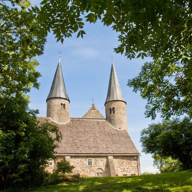 Das Kloster Möllenbeck, eingerahmt von Bäumen