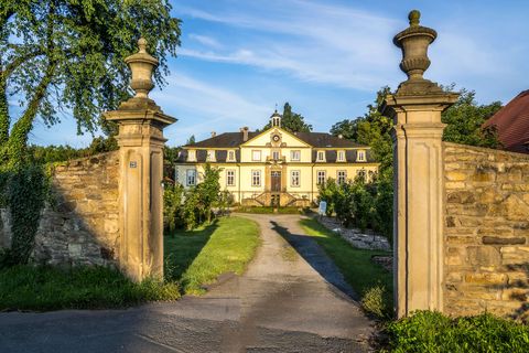 Tor zum Edelhof Exten, historischer gelblicher Bau, Rinteln