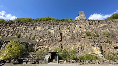 natour.NAH.zentrum Schillat-Höhle, Huthaus von unten auf der Steinwand betrachtet, Hessisch Oldendorf