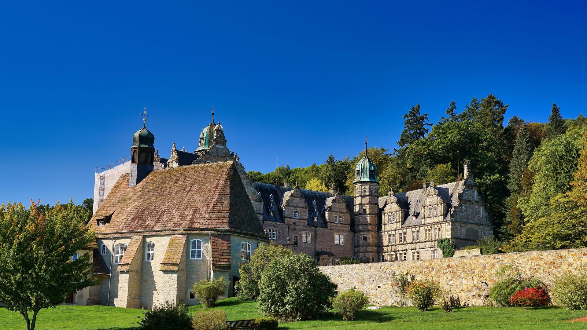 Schloss Hämelschenburg, Blick auf das Schloss vom Park, Emmerthal
