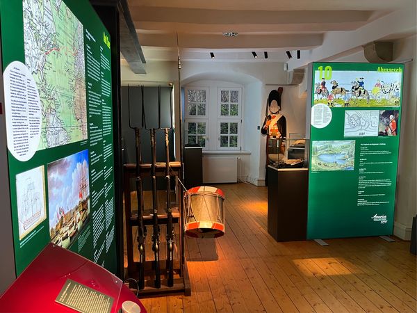 Stellwände und Ausstellungsstücke wie Gewehre zur Sonderausstellung "Amerika" im Museum Eulenburg