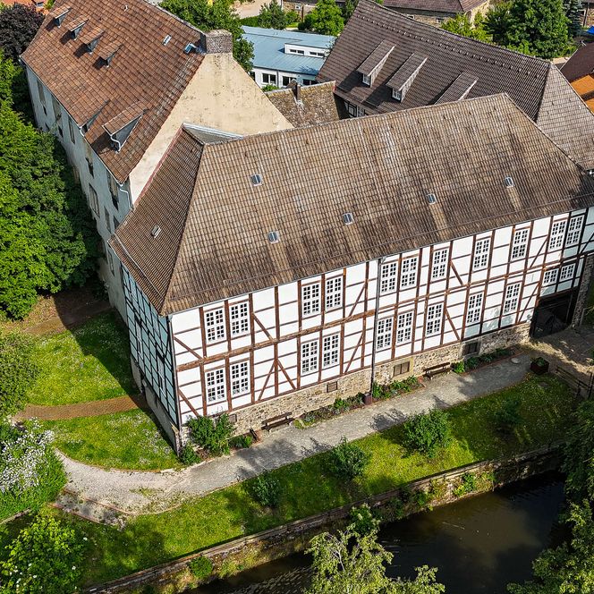 Domänenburg - Luftbild, Fachwerkgebäude mit Teich, Aerzen