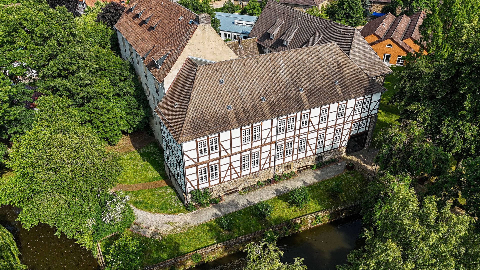 Domänenburg - Luftbild, Fachwerkgebäude mit Teich, Aerzen