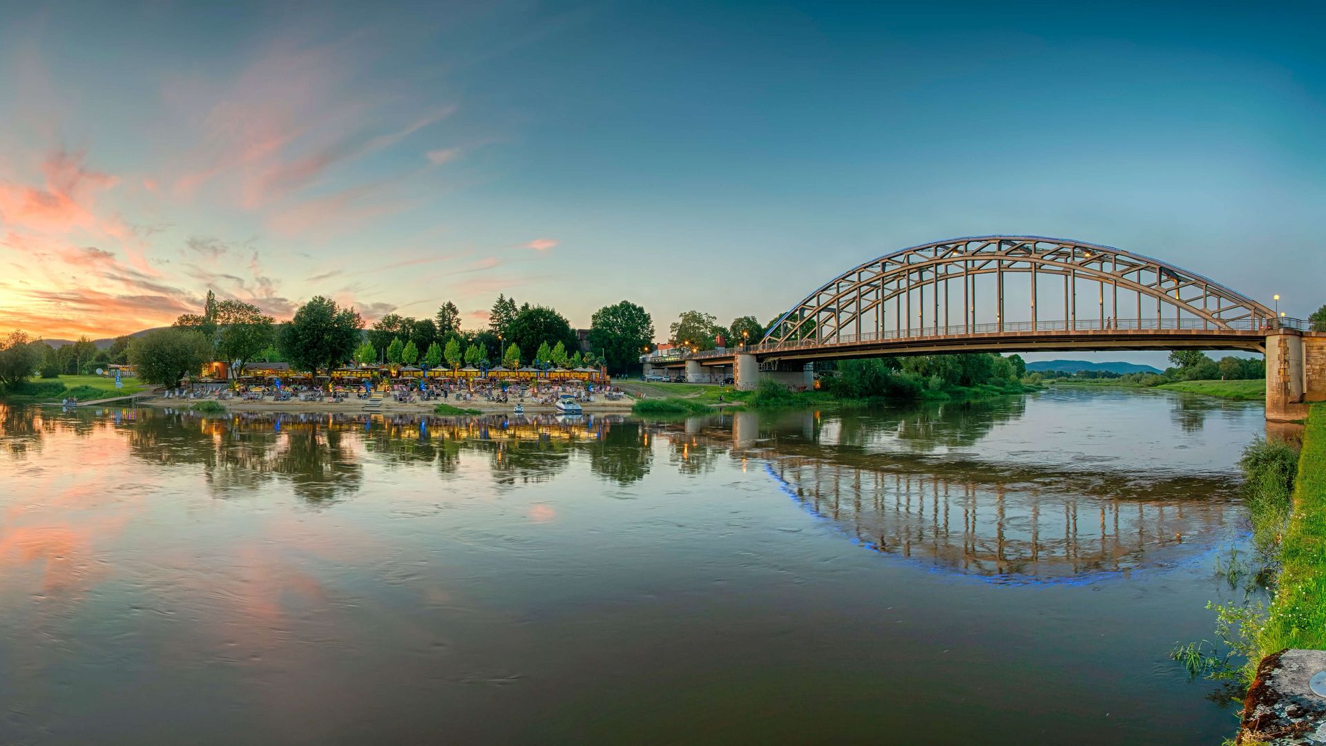 Sonnenuntergang an der Weser mit Beachbar und Weserbrücke, Rinteln