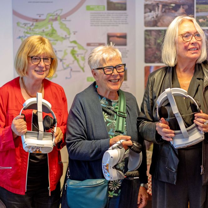 natour.NAH.zentrum Schillat-Höhle - VR-Show, drei Damen mit VR-Brillen in den Händen, Hessisch Oldendorf