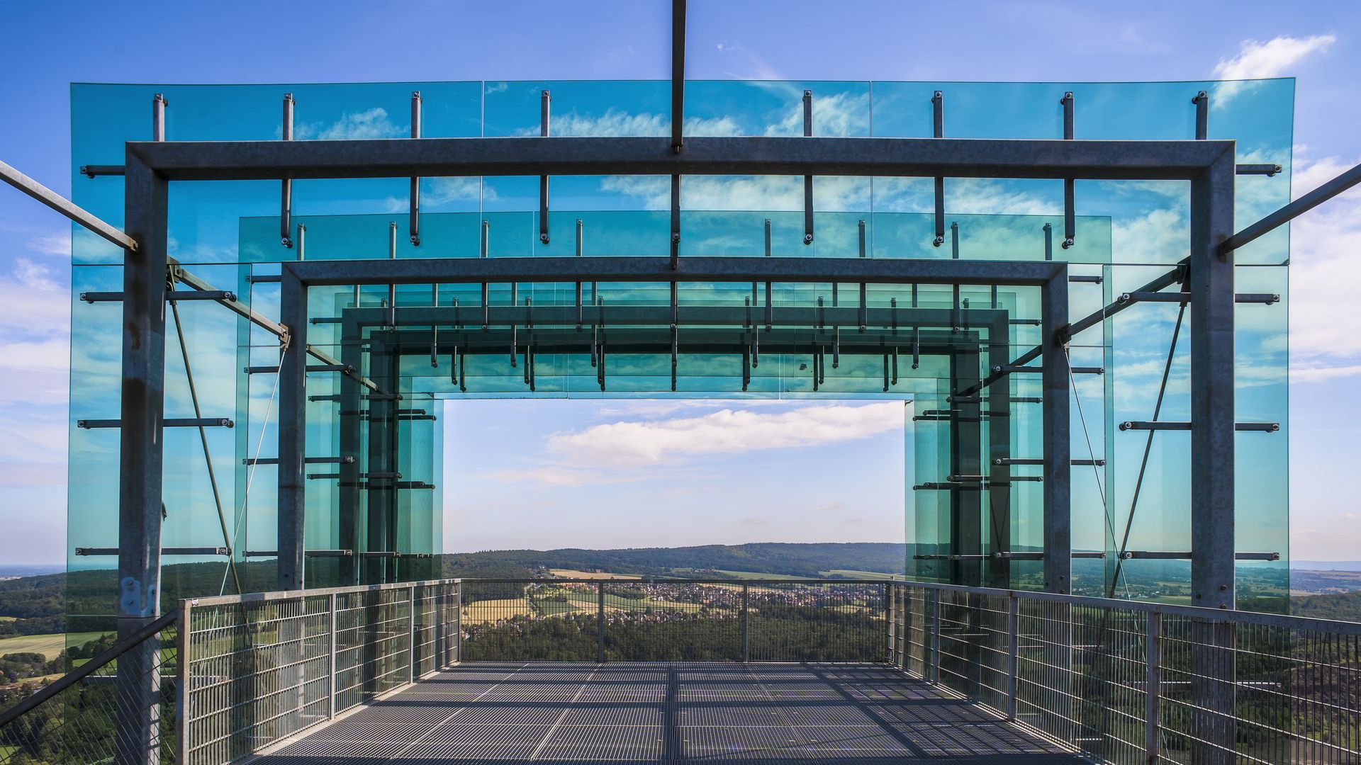 Plattform des Jahrtausendblicks aus Glas vor blauem Himmel, Rinteln