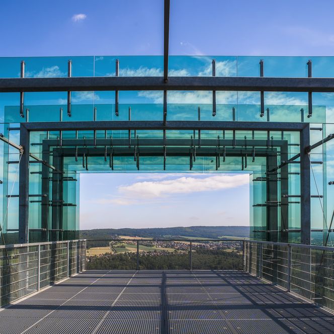 Plattform des Jahrtausendblicks aus Glas vor blauem Himmel, Rinteln