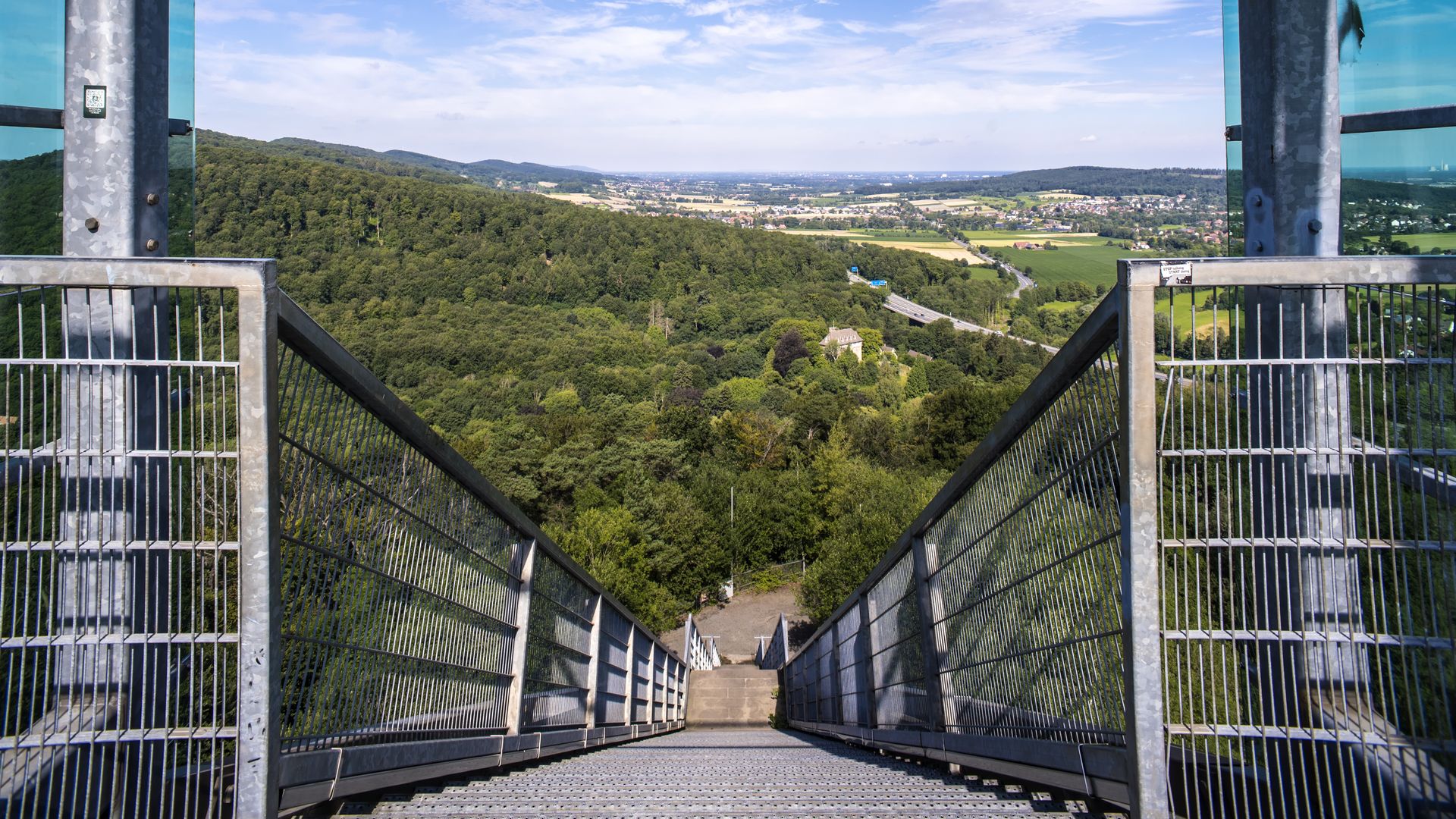 Blick vom Jahrtausendblick ins Tal mit Treppe im Blickfeld, Rinteln