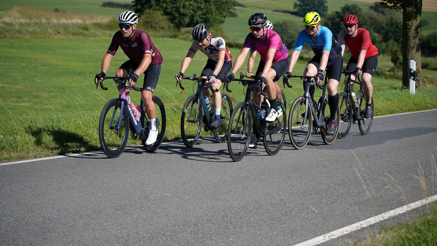 Gruppe von Radfahrern beim Radmarathon GROSSE WESERRUNDE auf der Strecke