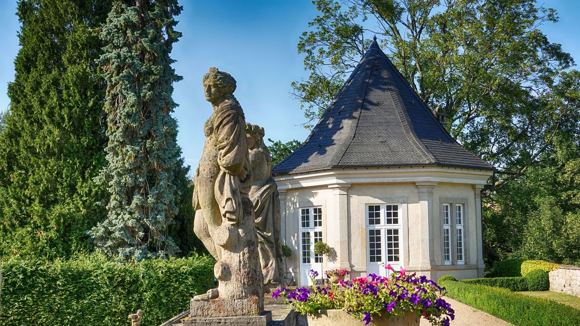 Statue und Pagode im Schlosspark, Aerzen