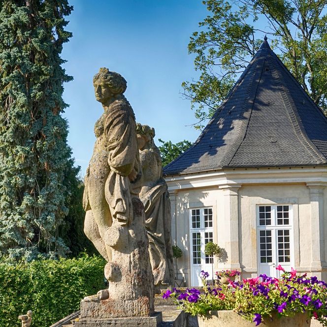 Statue und Pagode im Schlosspark, Aerzen