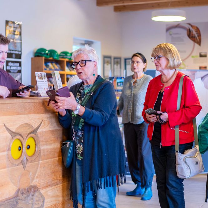 natour.NAH.zentrum Schillat-Höhle - Anmeldung am Tresen, Damengruppe zeigt ihre Tickets, Hessisch Oldendorf